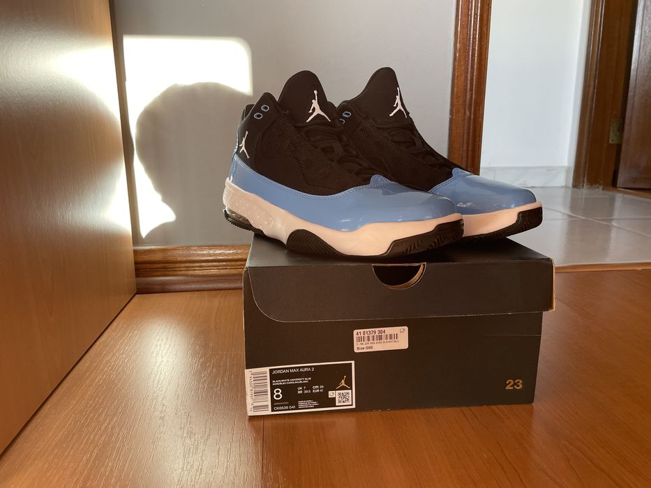 Jordan max aura 2 black university blue