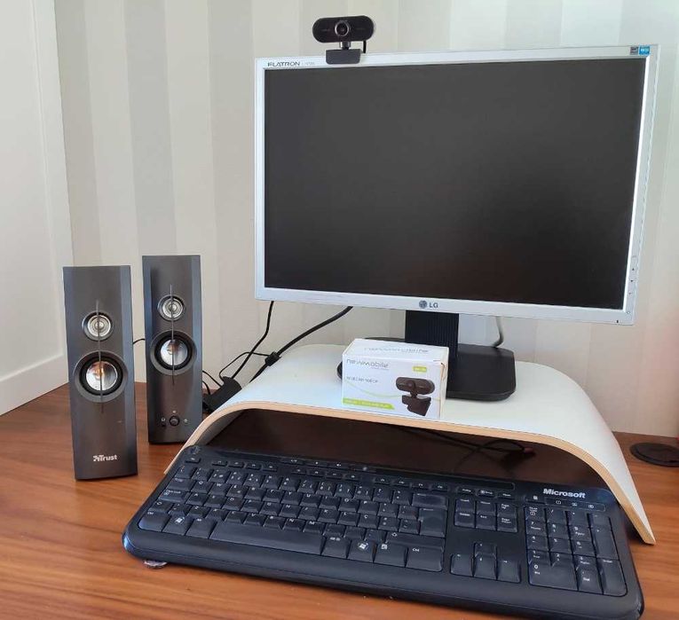 Monitor LG 19" + webcam 1080p+Teclado Microsoft+ colunas