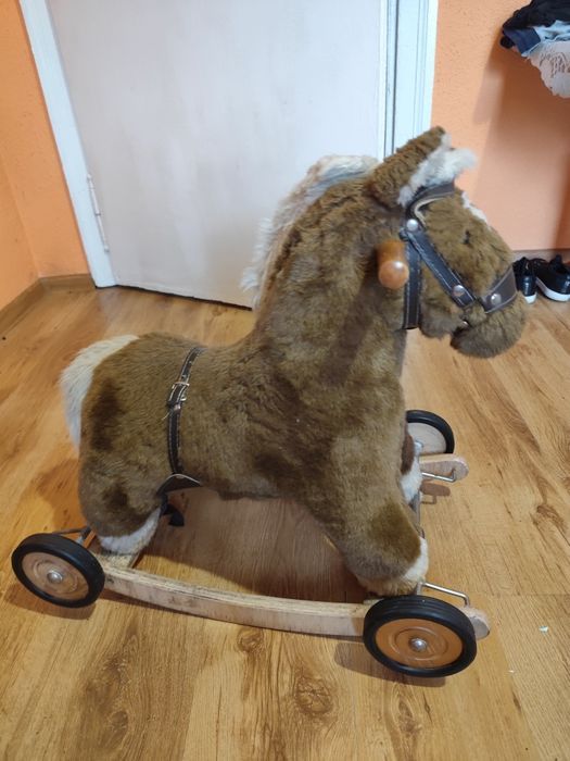 Koń na biegunach z kółkami