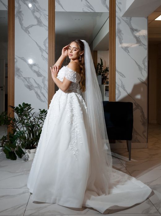 Весільна сукня зі шлейфом (купувалась м. Львів Sweet Dreams )