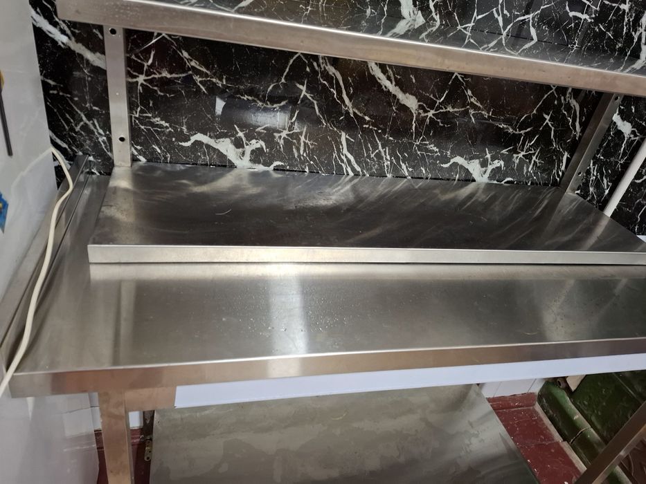 Стіл з нержавіючої сталі.