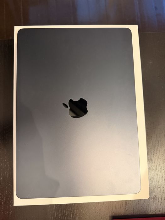 Macbook air M3 13.6 8C GPU 16GB 256GB