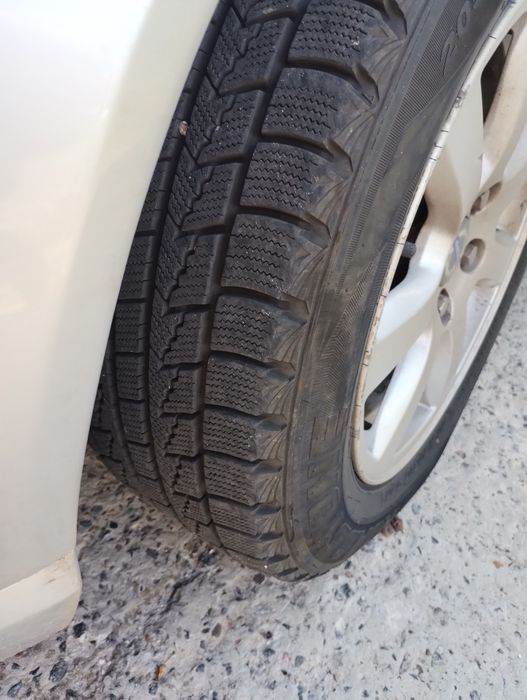 Volvo v 70.бенз . 191 т.км.2 литра . Цвет серый. Салон кожа черный.