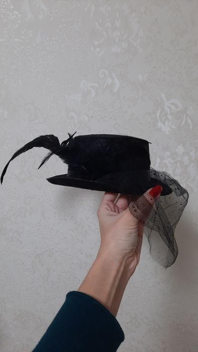 Черная шляпа с вуалью и перьями