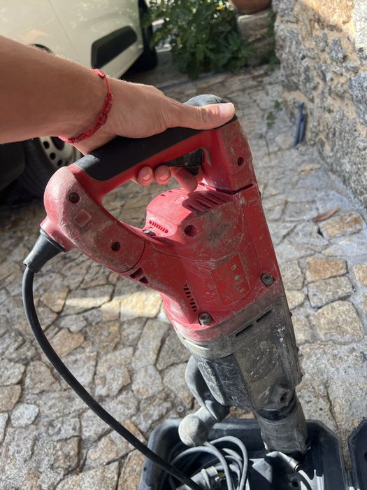 Martelo Demolidor Milwaukee Kango 900 K – Profissional