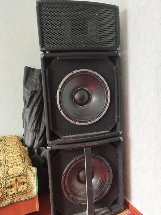 Акустика трёх полосная.