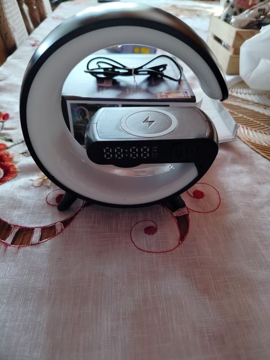 Lampka LED z ładowarka QI, głośnikiem Bluetooth RGB, Radio, Zegar