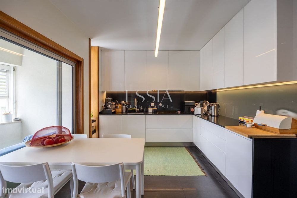 Apartamento T4+1 em Serralves com garagem