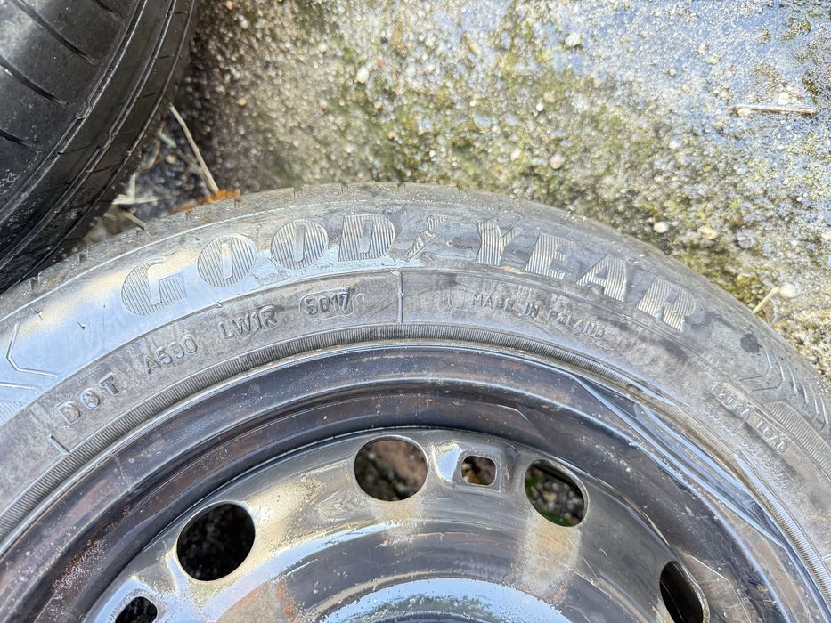 Pneus 185/60r15 com 95% piso como novos