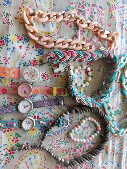 4 colares e 4 relógios marca  swatch 2 pulseiras