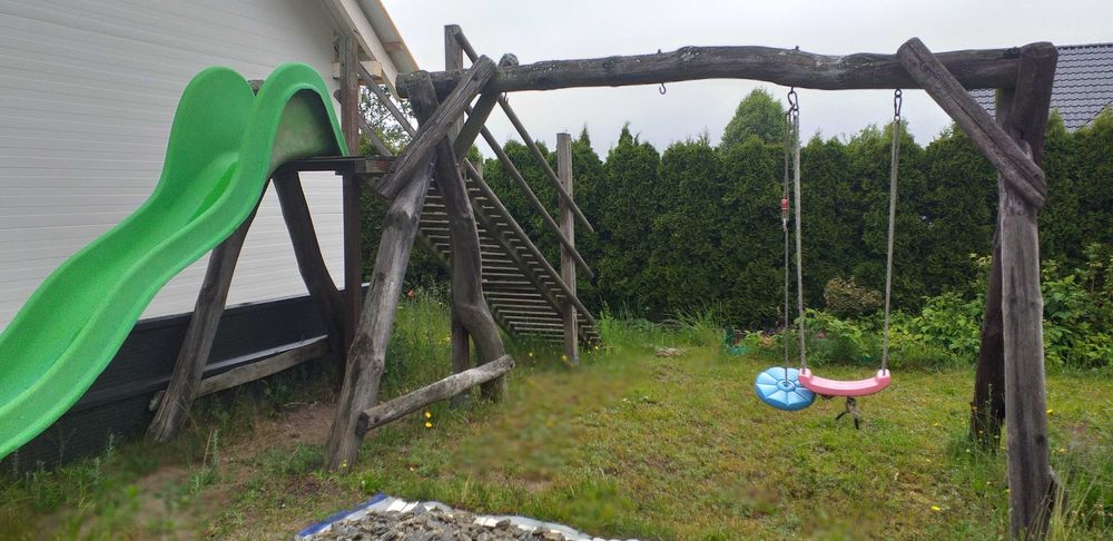 Huśtawka z placem zabaw