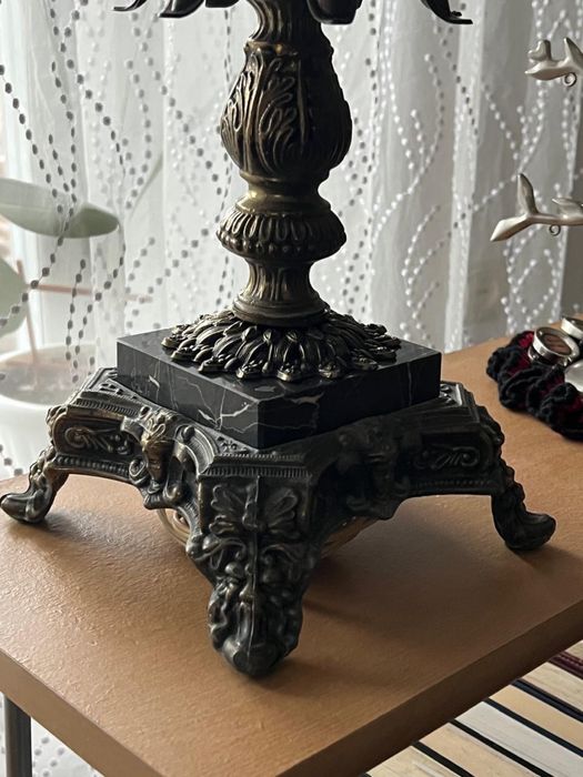 Антикварная мраморная лампа с черным плиссированным абажуром.