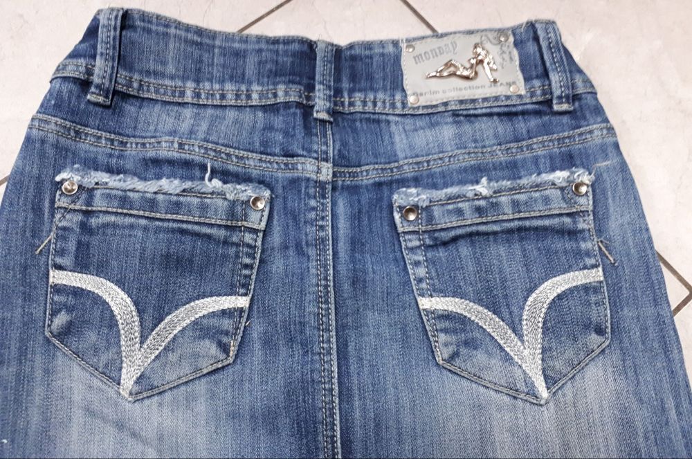 Spódniczka przed kolanko r.36