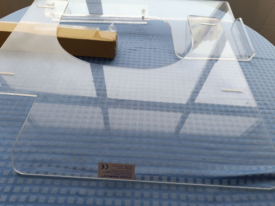 Tabuleiro em acrílico para cadeira de rodas