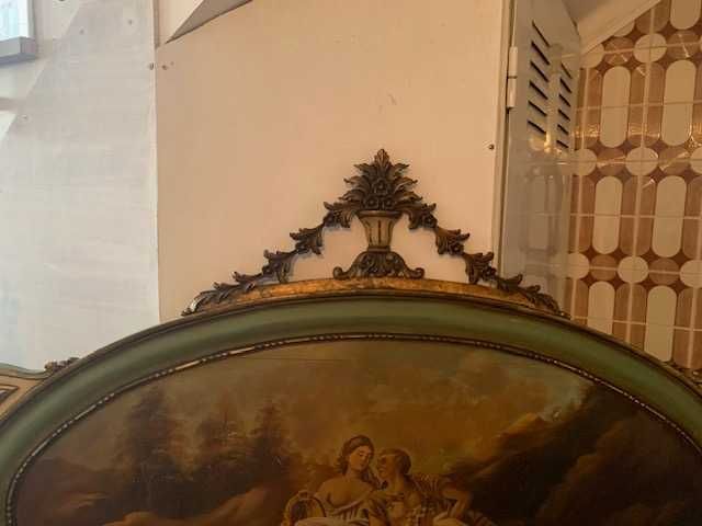 Cama antiga com pintura a óleo