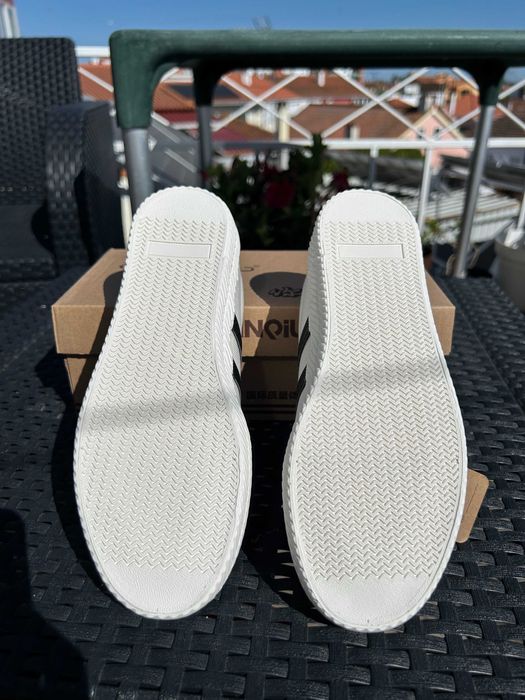 Tênis de Mulher branco com riscas pretas