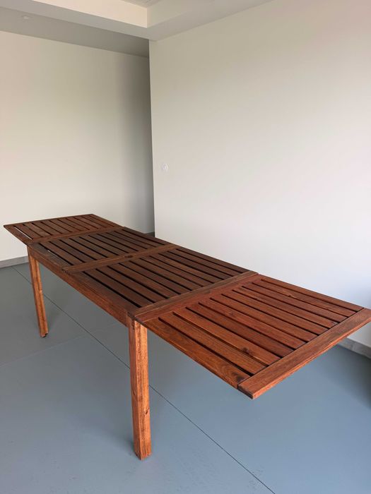 Mesa de jardim em madeira