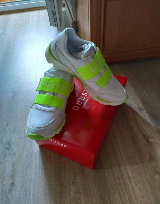 Новые кроссовки guess