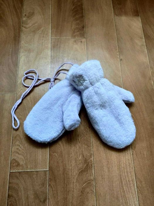 Варежки пушистые размер универсальный сиреневые на верёвке