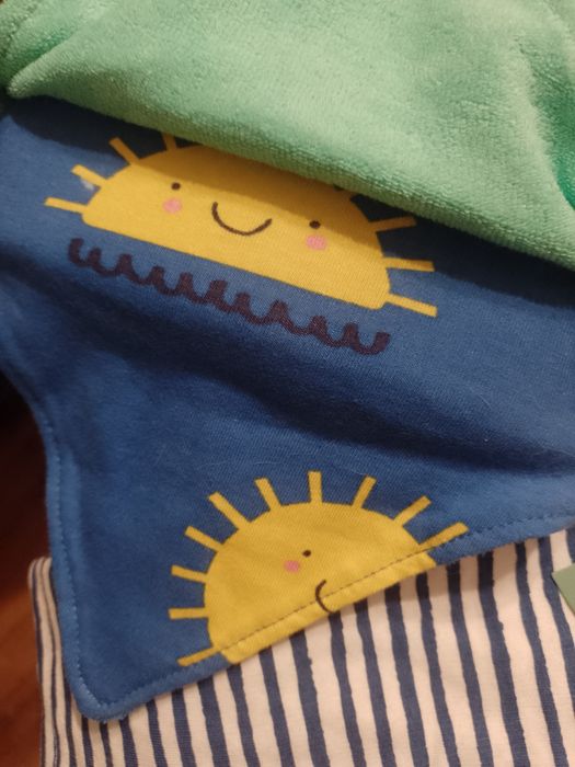 Dwa śliniaki i spodenki 68