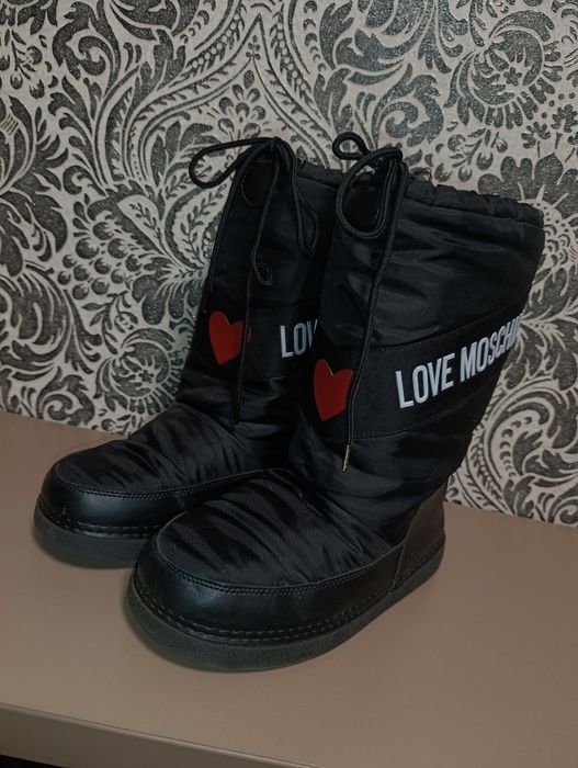 Сапоги Мунбути від Moschino Love