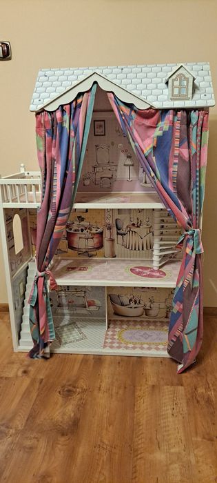 Duży drewniany domek dla lalek