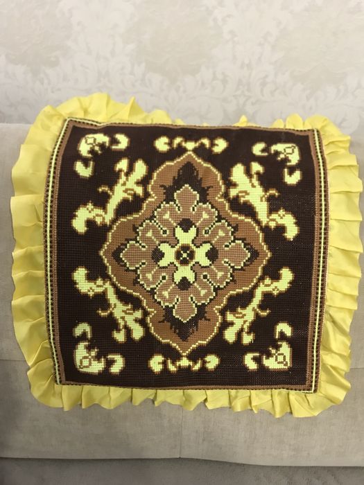 Наволочки вишиті хрестиком на диванні подушки