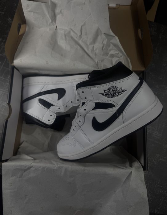 Air Jordan 1 Mid White Black