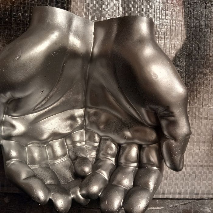 Dekoracja dłonie z gipsu ceramicznego