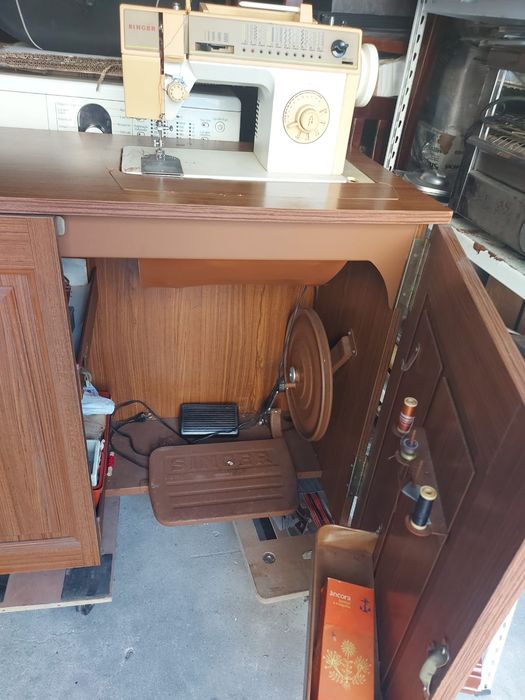 Máquina de costura Singer com móvel