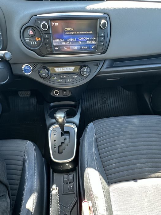 Toyota Yaris Hybrid • Económico
