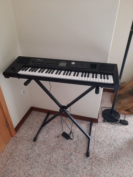 Piano como novo.