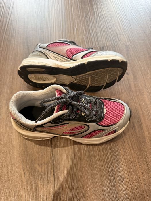Кросівки Zara, 34, йдуть на 33,5