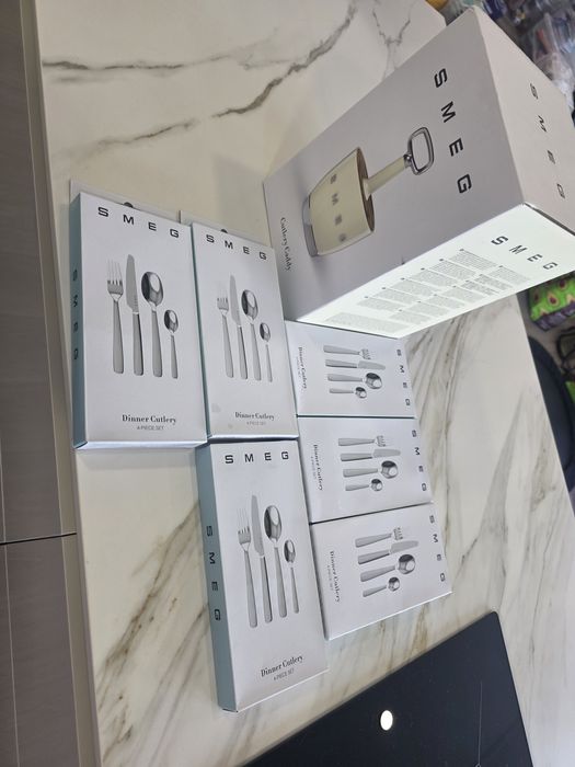 Suporte de talheres SMEG bege mais talheres