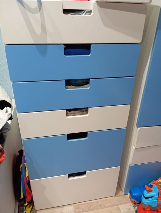 Cómoda azul e branca criança ikea