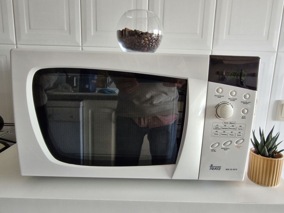 Micro-ondas Teka MW 20 BFS + Móvel com Rodas (opcional)