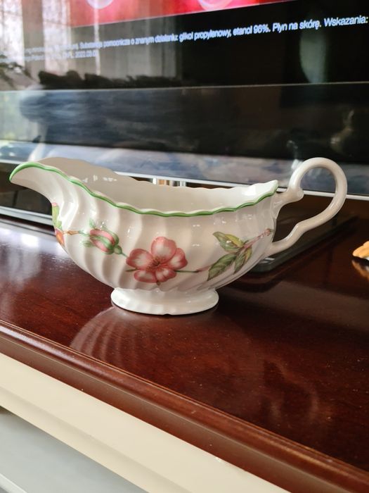 Porcelanowa sosjerka,  kwiat wiśni