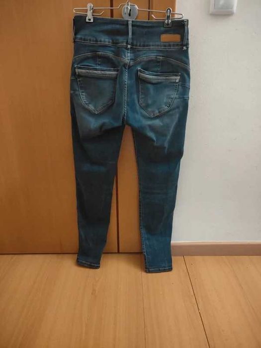 Calças de ganga da Tiffosi, especificamente o modelo Double-up da linha Denim Collection