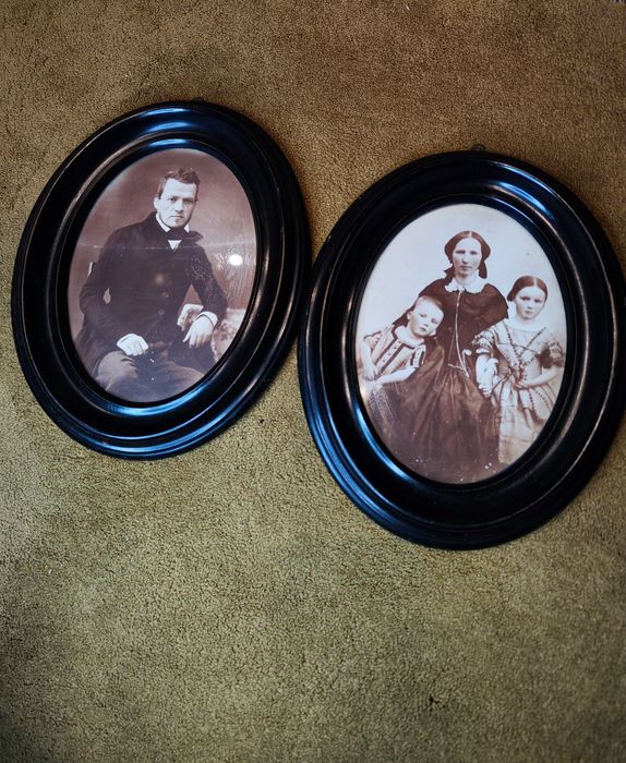 Para antycznych ramek owalnych ze starymi fotografiami – XIX w. Vintage Biedermeier
