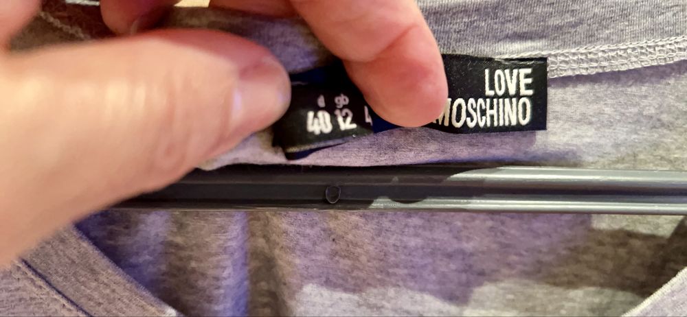 T shirt cinzenta com bonecas