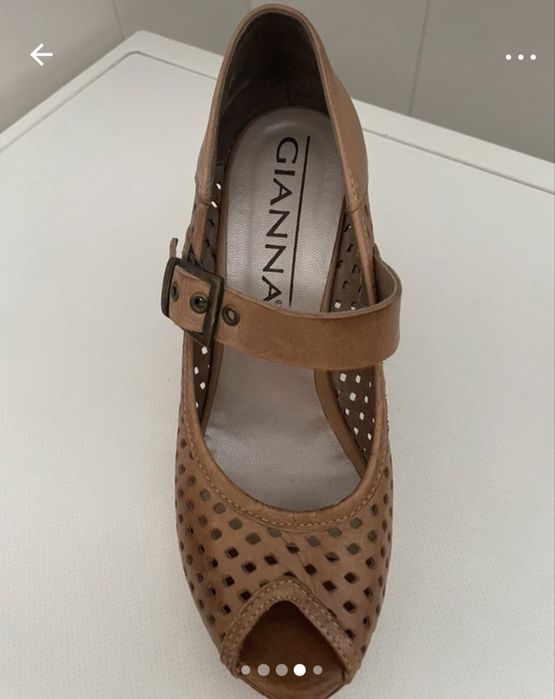 Sapato camel com fivela