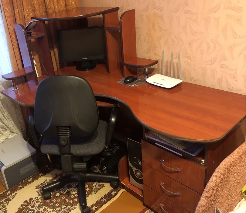Терміново Продам просторий комп’ютерний стіл!