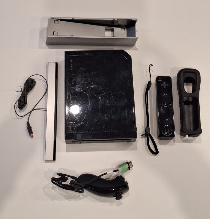 Nintendo Wii preta com 52 jogos digitais.