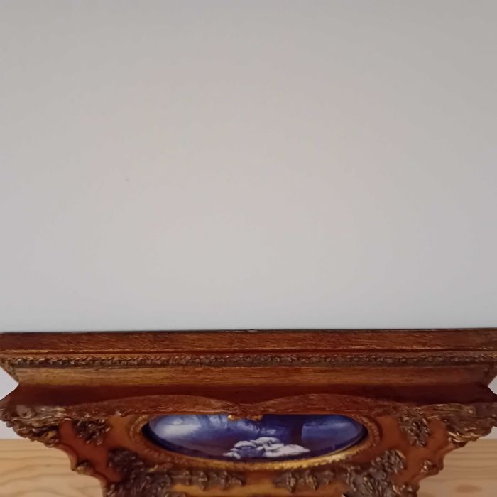 Quadro com pintura em esmalte em moldura dourada da Carvers & Gilders