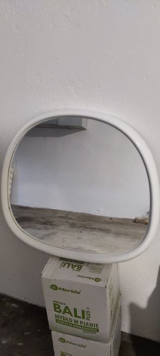 Lustro w plastikowej ramie