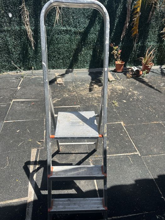 Escadote de aluminio de 3 degraus