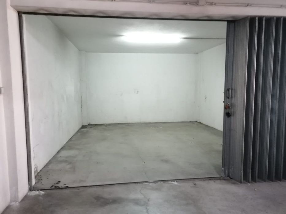 Vendo / Alugo garagem com 32 metros quadrados