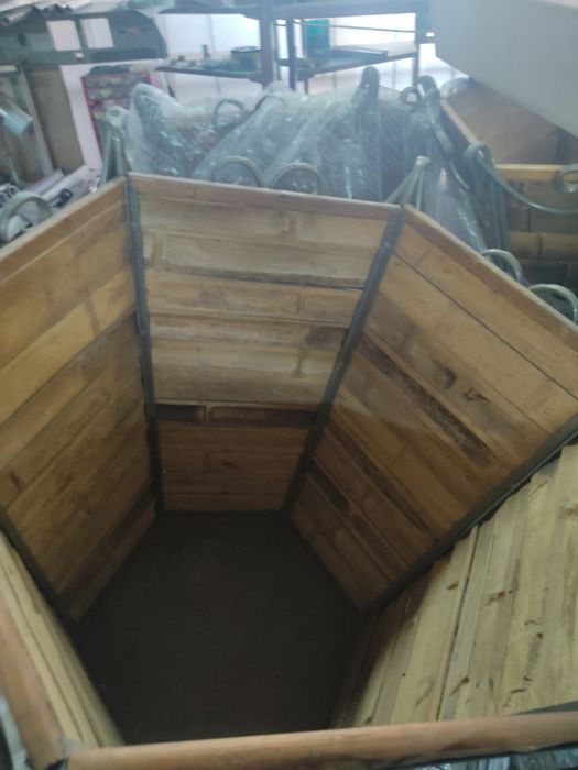 Великий вазон для квітів