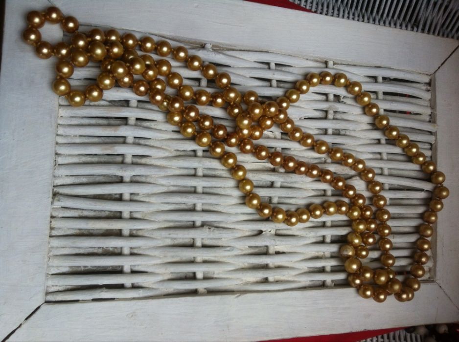 trzy naszyjniki rozne