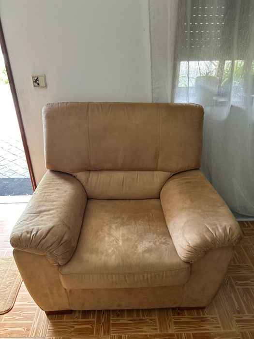 Sofá castanho em pele de pêssego